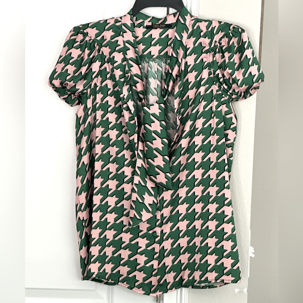 Try Me Firenze Women’s Short Sleeve Blouse Pink/Green
Size: EU 44 US 12/14
NWOT